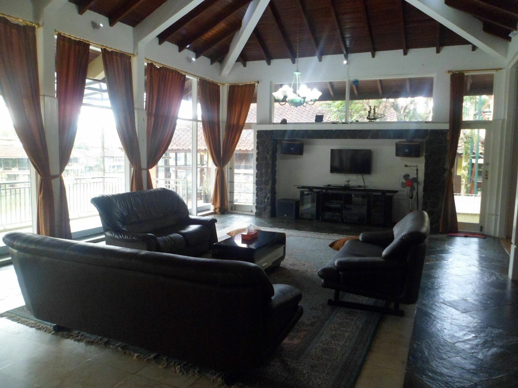 Villa Bukit Danau Cipanas  Exteriör bild